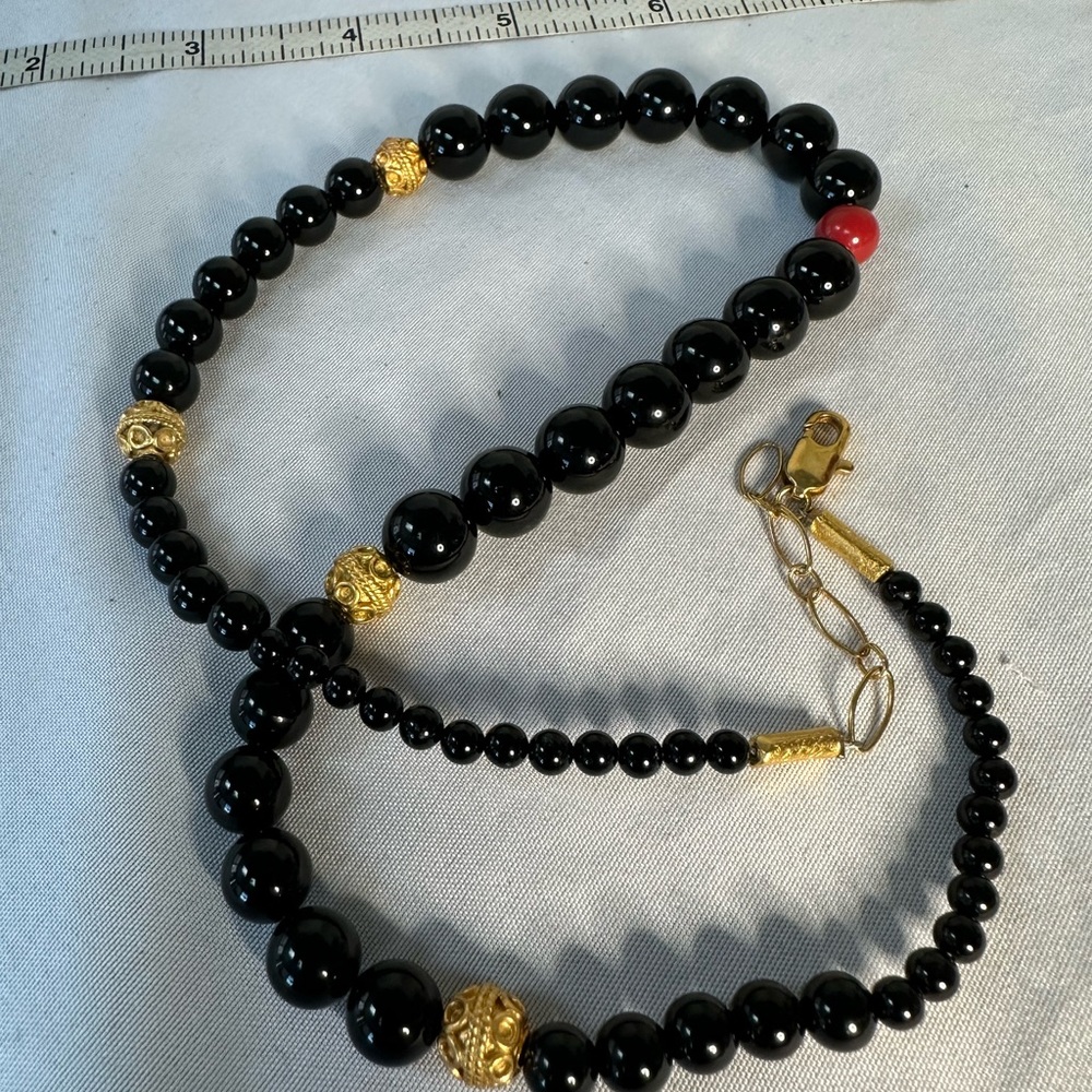 Black onyx and gold bead necklace - Picture 6 of 7